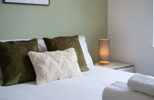 New Long Stays-4Bed-2Bath-Parking-By FabAccommodation - Foto 13