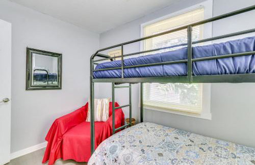 Beachy Home in Heart of Beaufort with Pool Access - Foto 18