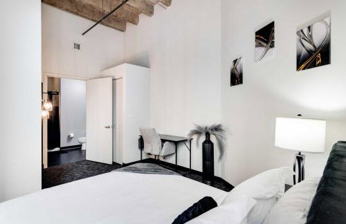 West Loop - City Views With In & Out Parking 6 - Photo 8