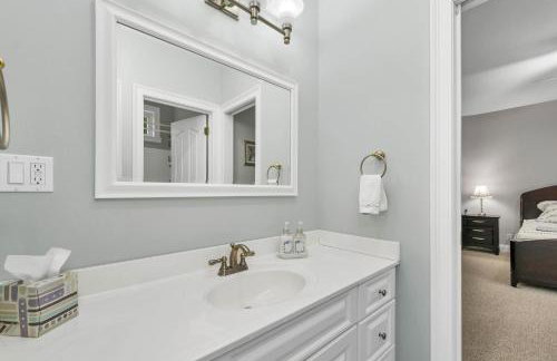 White Mountain Retreat with Theater, Fire Pit, Game Room and River Access - Foto 34