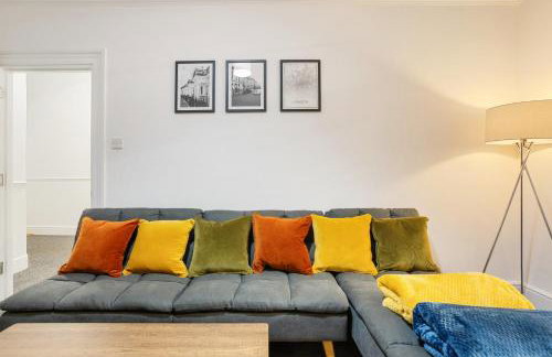 Central LDN 3-Bed Sleeps 8, Garden & Parking - Photo 7