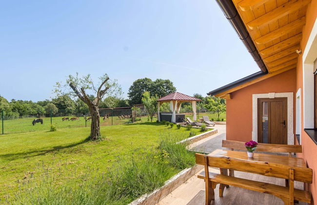 Attractive Holiday Home with Pool, Hot Tub, Patio, Courtyard - Foto 17