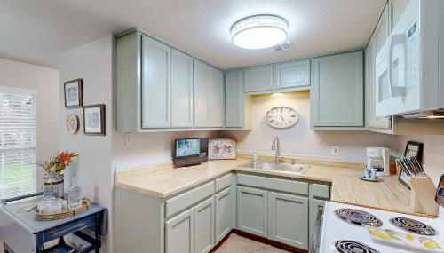 Walk to Medina River Cowboy Cottage with BBQ Pit - Foto 4