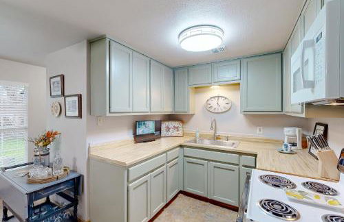 Walk to Medina River Cowboy Cottage with BBQ Pit - Foto 4