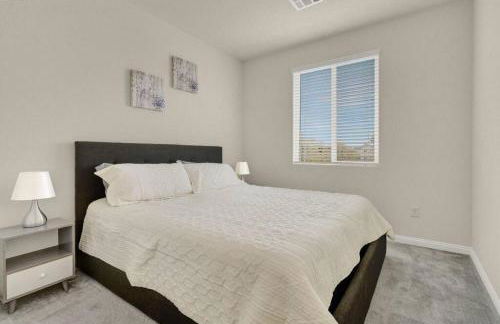 Serenity Retreat: 3BR, Heated Pool, Parking - Foto 18