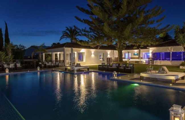 Modern Versace-themed Villa - Foto 28