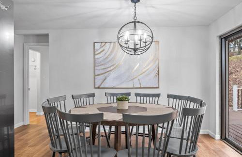 Stylish and Accessible Six Bedroom Home in Wexford/Pittsburg With Kids Amenities - Foto 12