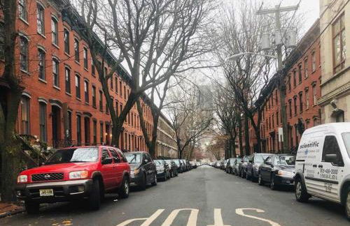 1850s historic Row House 7min train to NYC with private backyard - Foto 35