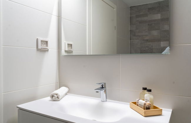 Sunlit Urban Escape with Balcony by Sea N Rent - Foto 27