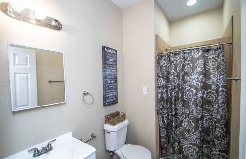 Hackberry St #A Renovated 2BR/2BA Near Downtown - Foto 30