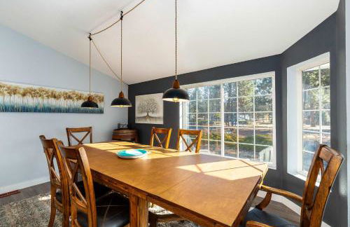 Charming 3-Bedroom Home in Bend with Hot Tub Game Room & Spacious Family Dining - Foto 6