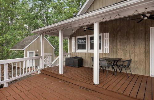 Cozy cabin w hot tub, fire pit & pet-friendly - Foto 38