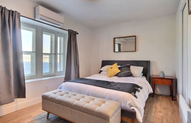 Unique & Sunny Top Floor Old Quebec Gem - Photo 2