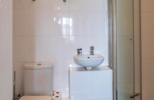 Amazing Guest Cottage in Nottingham with Parking! - Pass the Keys - Foto 43