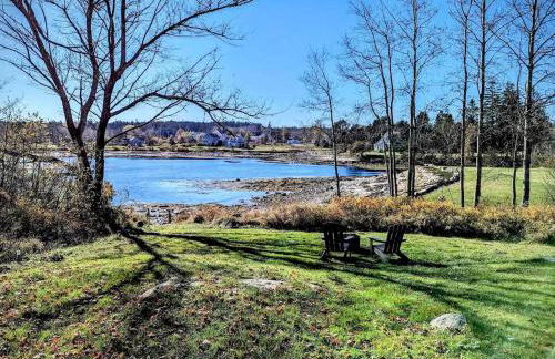 Cozy Waterfront Cottage with Private Beach and Fire Pit Near Gouldsboro, Maine - Foto 20