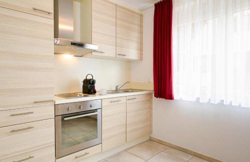 7SCHWABEN - 7 vollausgestattete Wohnungen unter einem Dach mitten in Bad Urach - Küche - Bad - WLAN - Waschmaschine - kostenloses Parken - E-Bike-Garage mit Ladestation - Altstadt, Bus, Bahn, E-Ladestation unter 5 Min - barrierefrei - rollstuhlgerecht - Foto 30