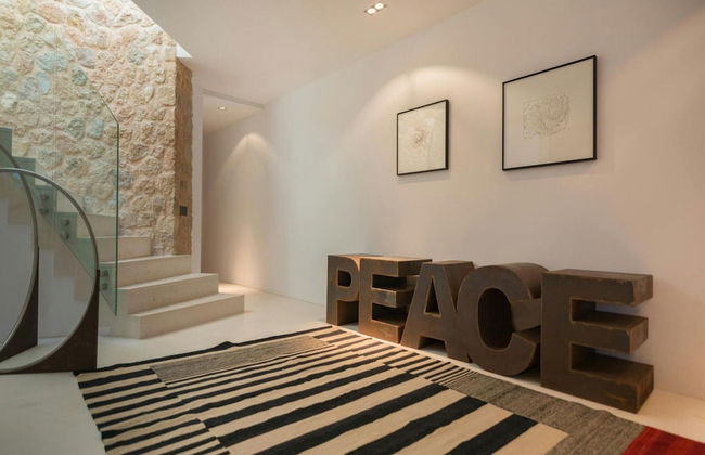 Stunning Villa With Modern Appliances - Photo 37