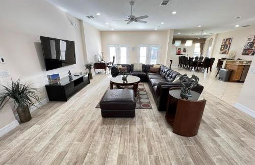 Luxurious Getaway Pool Hot Tub Theater Gym Outdoor Kitchen BBQ 2 Miles to Disney - Foto 16