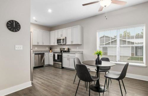 Modern New Build 2BR 2BA Condo w Garage and Patio - Foto 7