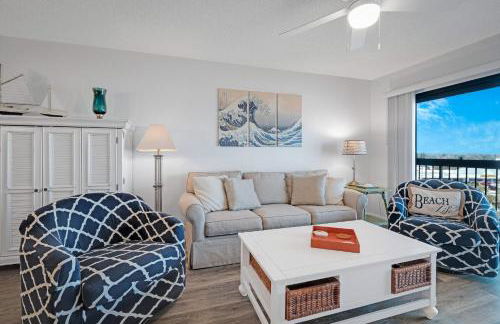 Oceanfront with great beach views from all rooms & balcony, heated pool, and garage - Photo 14