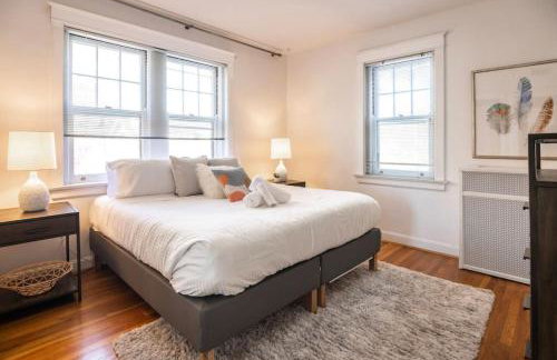 Hyde Park Comfort with Office Near Everything - Photo 8