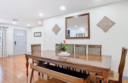 Poolside Paradise with Basketball Court - Foto 19