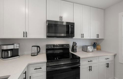 Relaxing 2BR Florida Home Close to Beach - Photo 18