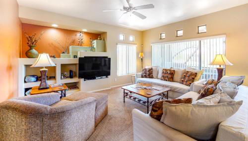 Dog-friendly condo with high-speed WiFi, heated outdoor pool & hot tub - Foto 2