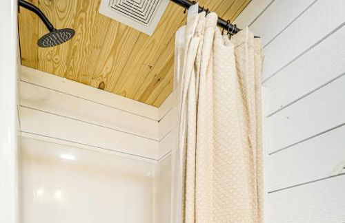 Secluded Lenoir Tiny Home with Private Hot Tub! - Foto 12