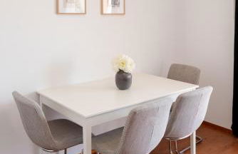 Bright Flat with Balcony & Garage by HostWise - Foto 26