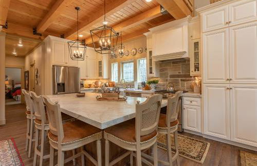 Uncle Chris Cabin by KABINO Air Conditioning Smart TVs Chefs Kitchen Spacious WiFi Grill Bills Island Reservoir Fishing - Foto 6