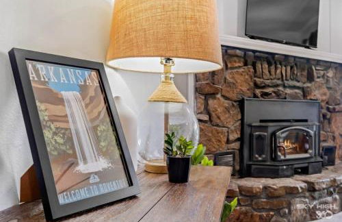 Creekside Oasis - 5BR Retreat with Pool & Hot Tub - Foto 48