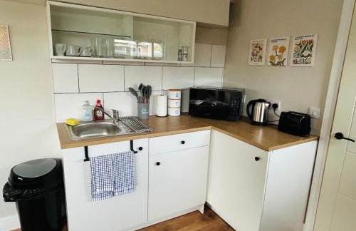 Modern cosy studio near Luton airport, free parking - Foto 4