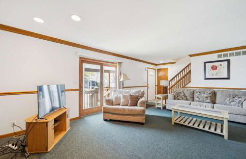 Spacious 4BR Lakefront Cottage - Perfect for Groups - Foto 6