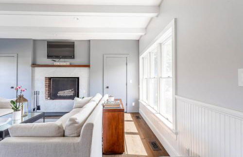 Stunning luxury Retreat I Wineries & Fall Farm Fun - Photo 14