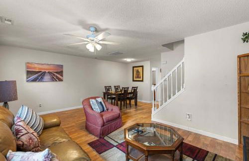 Spacious 3BR Retreat Perfect for Groups Near Downtown - Foto 1