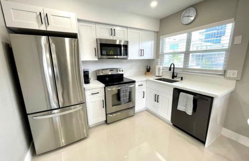 Renovated Intercoastal 2Bdrm 1 bath condo Walk to Beach - Foto 4