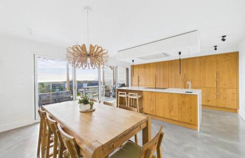 Coastal retreat with hot tub and panoramic views - Foto 3