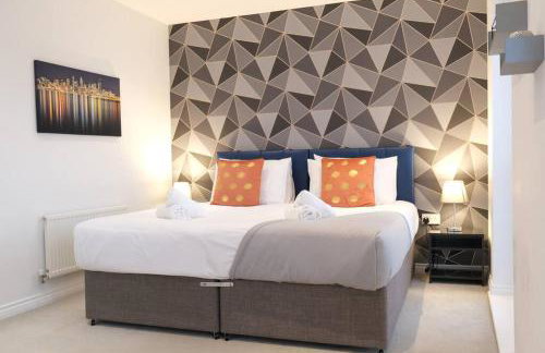 Prime Location - 4 Bedroom 3 Bathroom House - Sleeps up to 8 - Free Parking, Fast Wifi, Balcony, Smart TV and Private Garden by Yoko Property - Foto 10