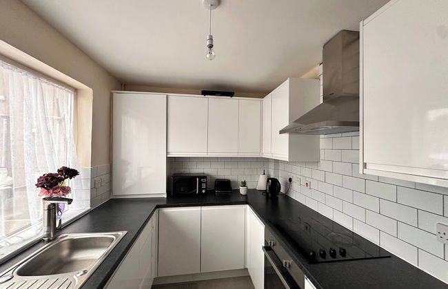 2 Bedroom Apartment-sleeps 6-parking-wifi - Photo 11