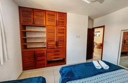 Aptos em condominio frente mar na praia de Taperapuã, atravessou a rua está na praia, aptos com 2 quartos com ar condicionado, internet privativa 300MBPS, 1 vaga de garagem, acomodam até 6 pessoas - Foto 35