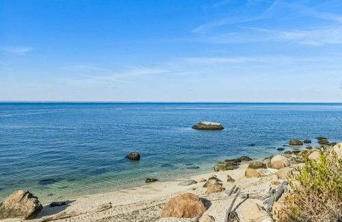 Steps to Beach + Sunset Views! East Marion Home - Foto 32