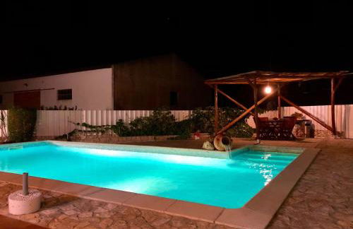 Eclectic oasis with poolside charm in Arranhó - Foto 35