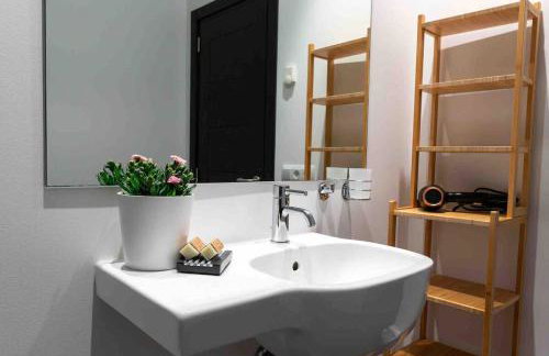 Idyllic 6 bed villa stunning sea view salt pool - Foto 47