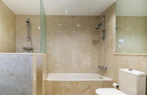 Modern apartment with pool on the beachfront in Marbella by SharingCo - Photo 17