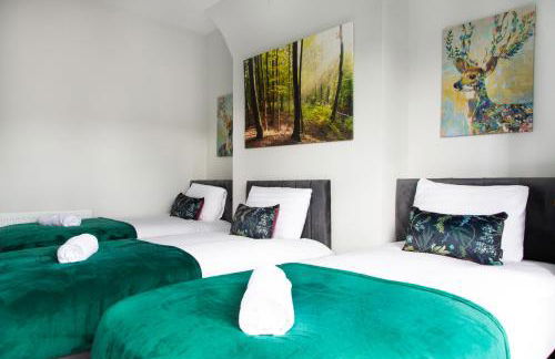 4 Bedrooms Spacious House With 2 Bathrooms Free Parking - sleeps up to 10 guests - Foto 34