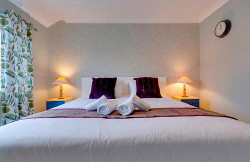 Pass the Keys Spacious and modern house with Free Parking - Photo 4