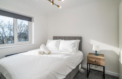 Pass the Keys Stylish 4 Bedroom Home with Parking in Borehamwood - Foto 19