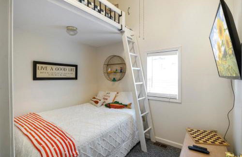 Pet-Friendly Lakefront Home in a Quiet Cove w/ Netflix, Outdoor Seating, Boat Slip - Foto 17