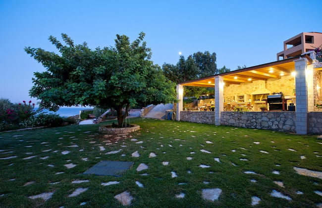 Chloe Seafront Villa - Photo 18